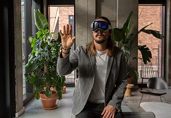 Lernende nutzen Apple Vision Pro im workshop zur Erprobung und dem Design von Augmented Reality Interfaces